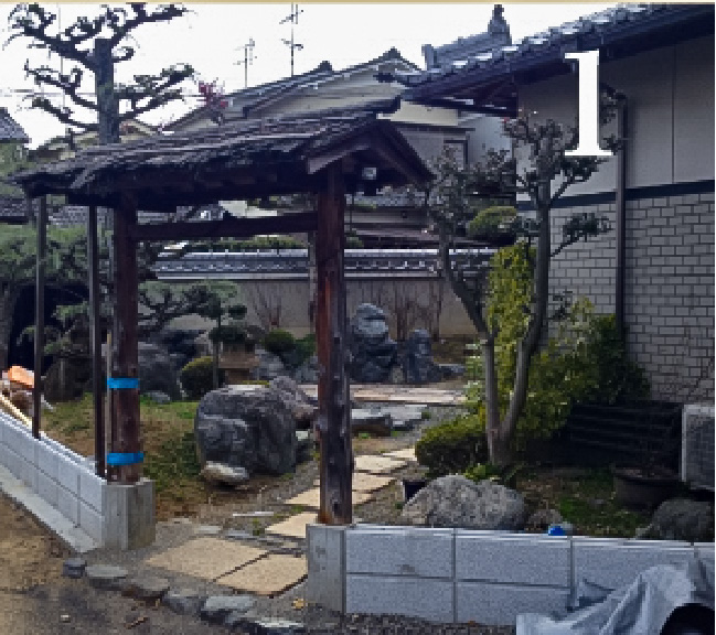 今回の工事は積んであるブロックの穴に柱を立てて、建仁寺垣を施工します。