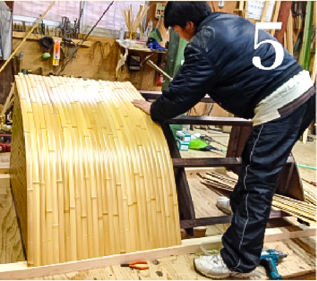 両面とも貼れたら、今度は前面にも貼っていきます。