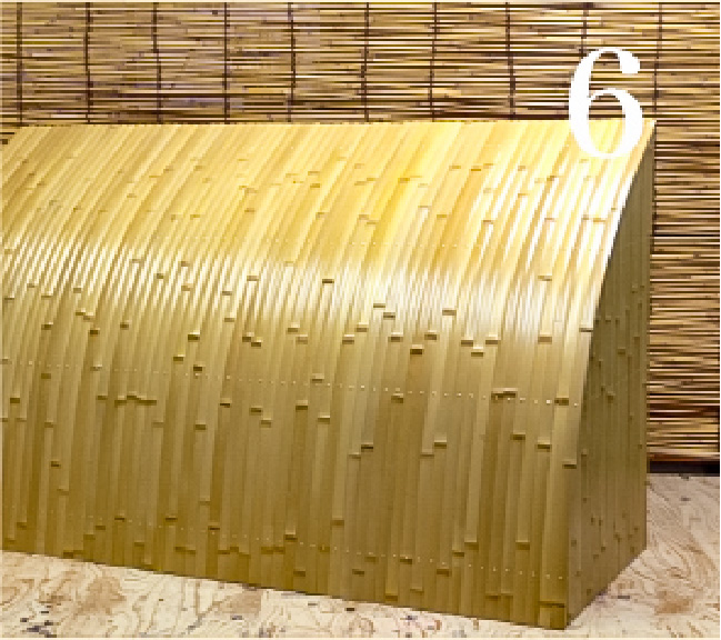 釘が横一線になるように、注意して 作業します。竹を貼り終えたら、余分な竹をカットして完成です。