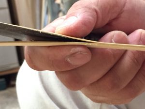 竹を薄くする作業。