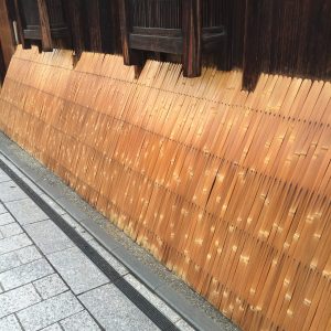 花見小路の京町屋で犬やらい（駒寄せ）の洗いをしました。