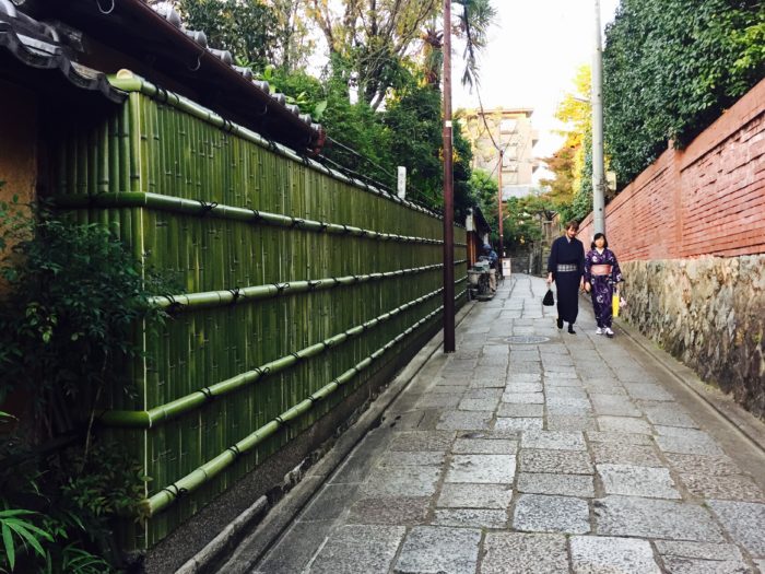 老舗旅館の建仁寺垣を一新！