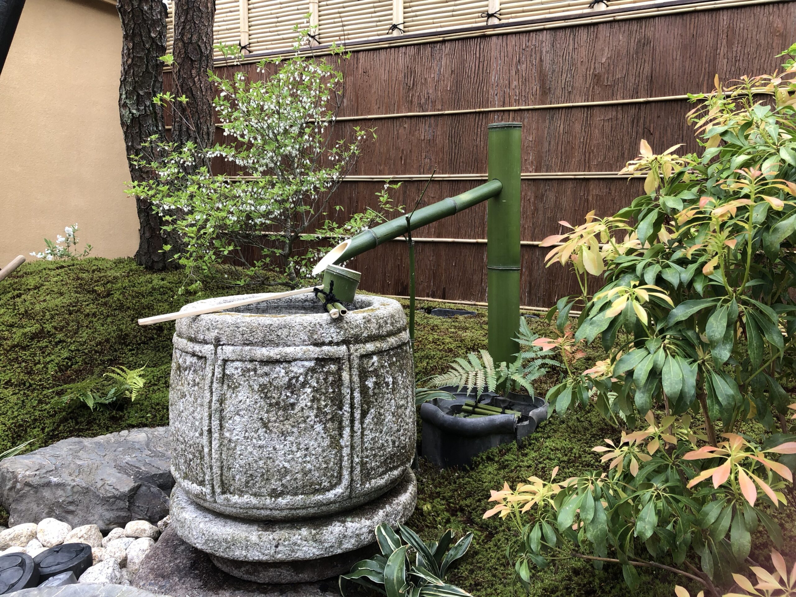 手水鉢の下には水琴窟が。