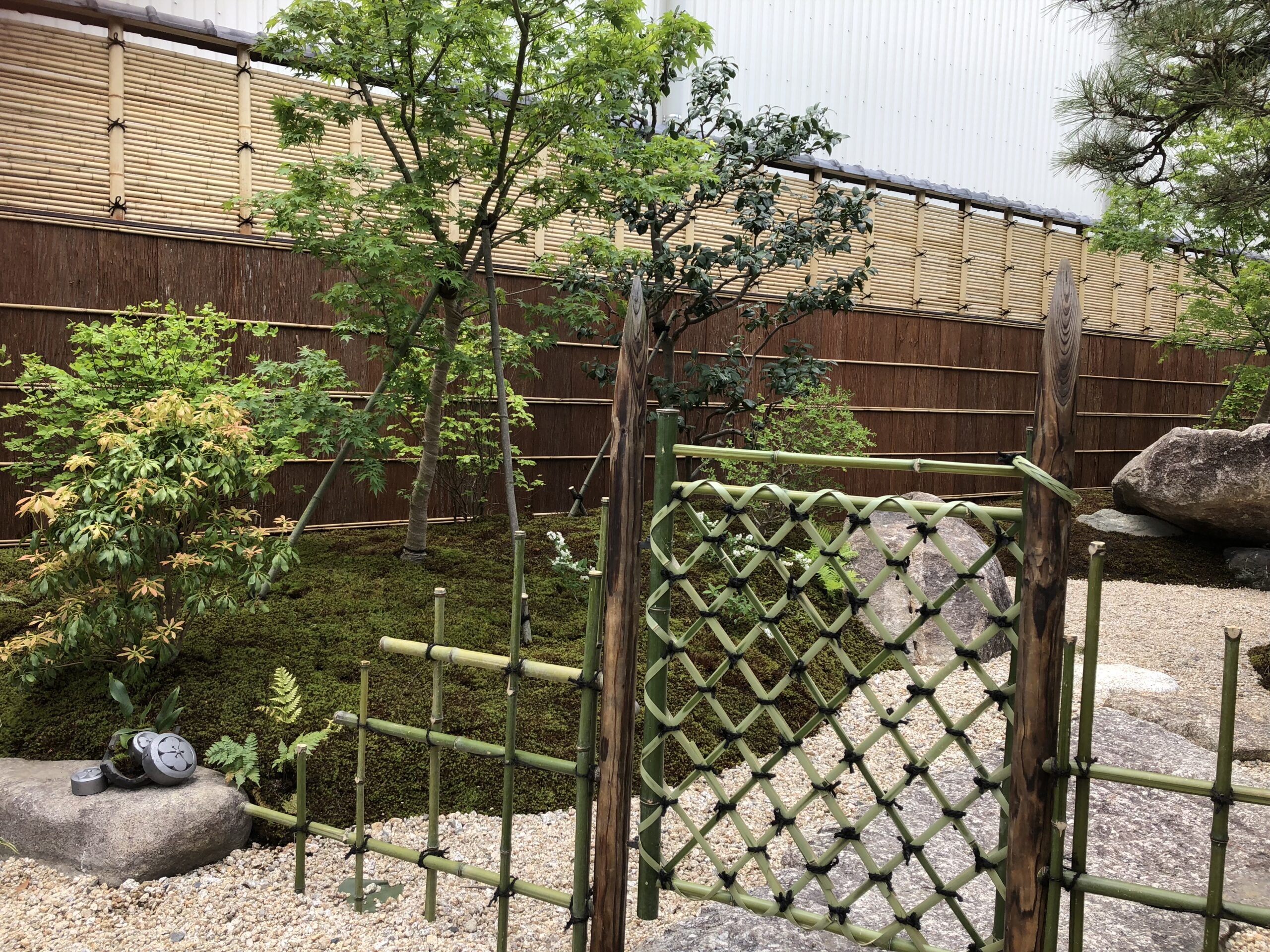 お庭への入り口、枝折り戸