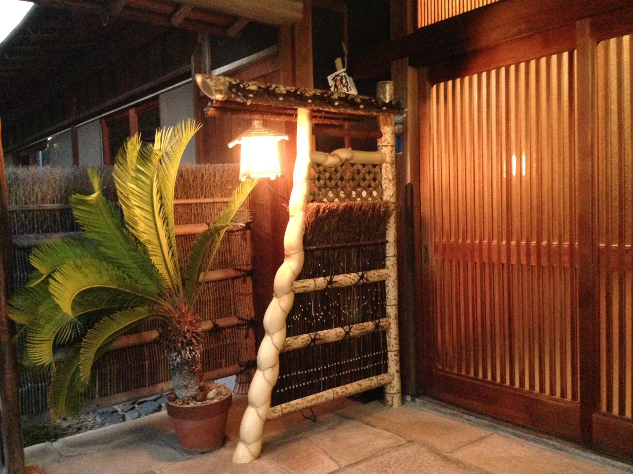 亀甲竹使用の屋根付き垣