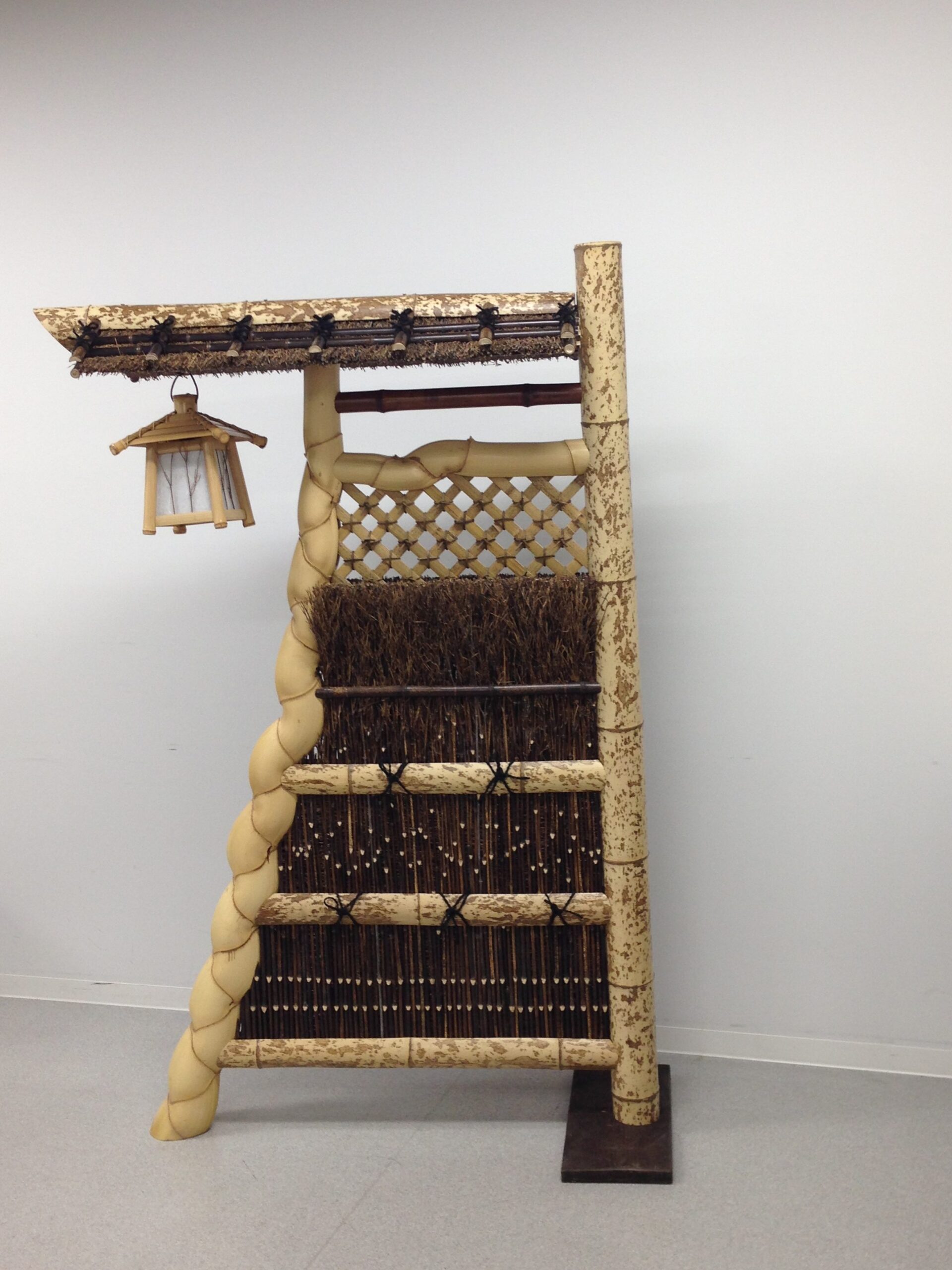 ランタン入り屋根付き垣
