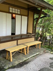 竹のベンチ装飾