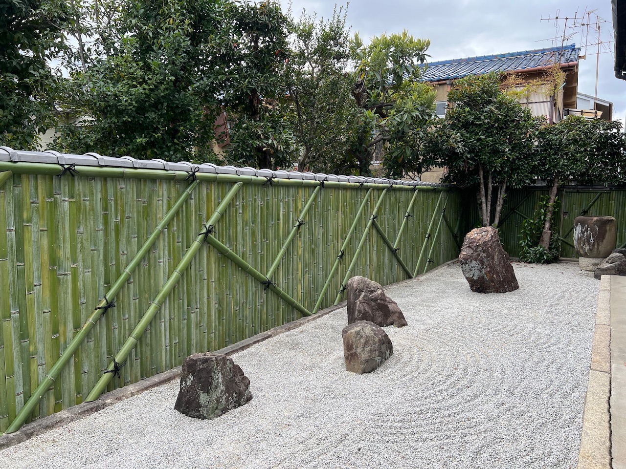 重森 三玲の庭「光清寺」様で竹垣を施工させていただきました。