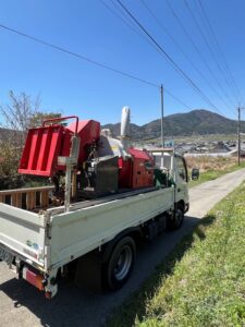 チッパーで放置竹林を竹チップへ