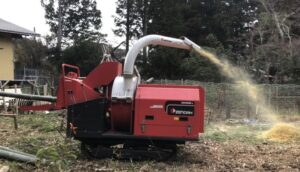 チッパーで放置竹林を竹チップへ