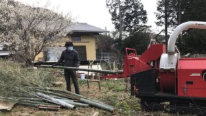 チッパーで放置竹林を竹チップへ