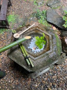 柳谷観音楊谷寺様｜花手水の竹「筧（かけひ）」